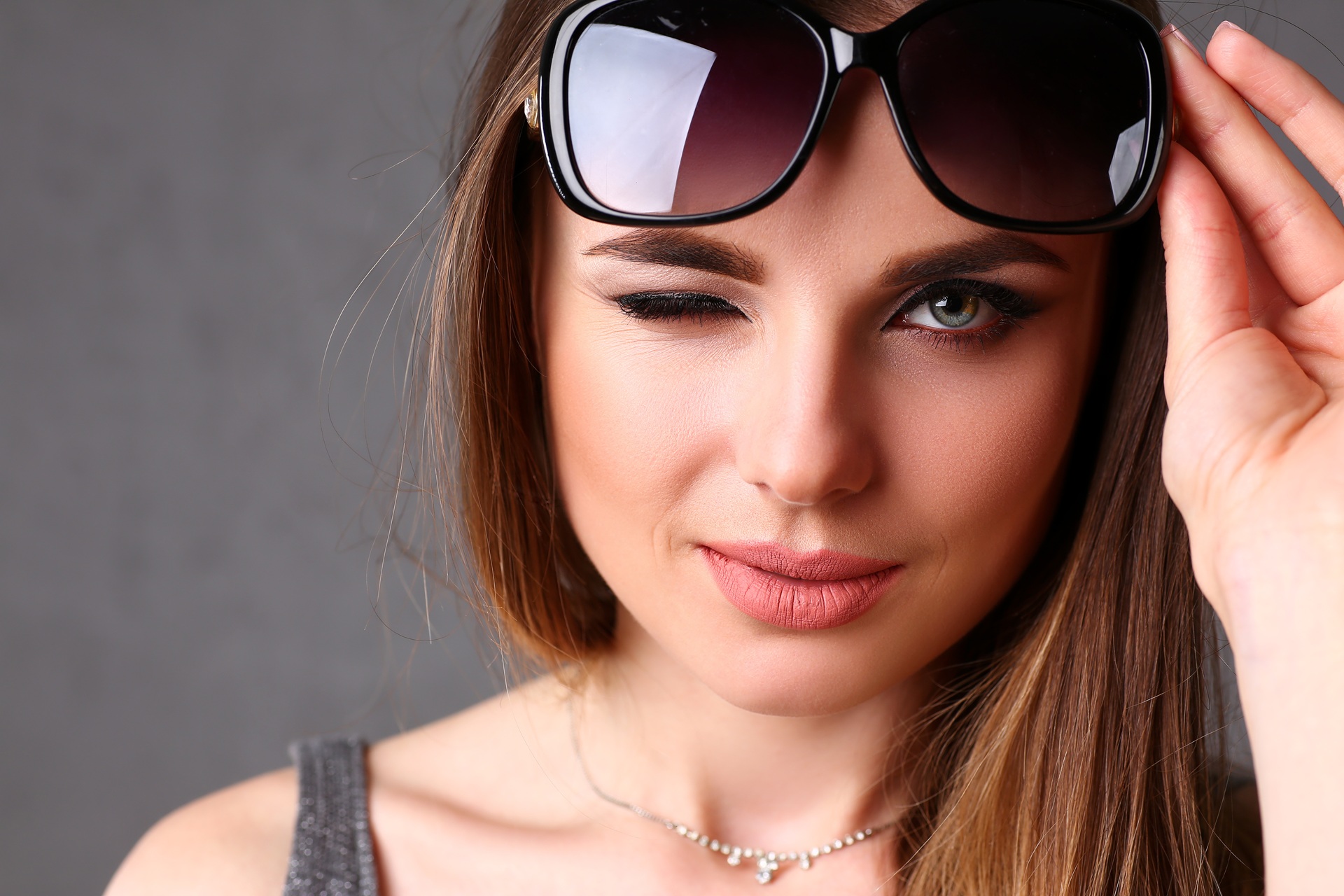 Frau zwinkert mit Sonnenbrille | Sex in Frankfurt