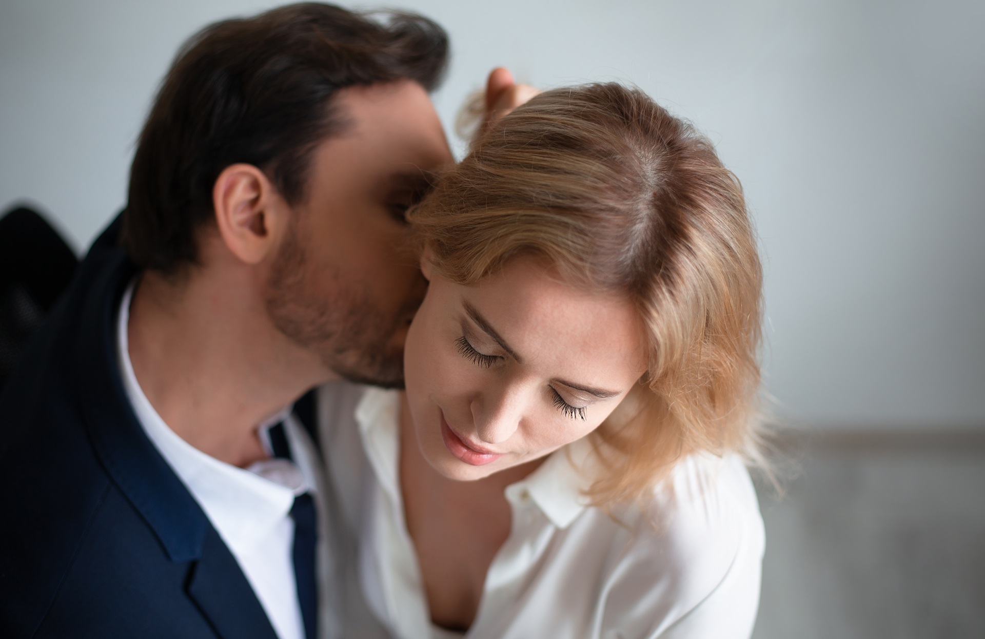 Mann küsst Frau am Hals | Sex in Frankfurt